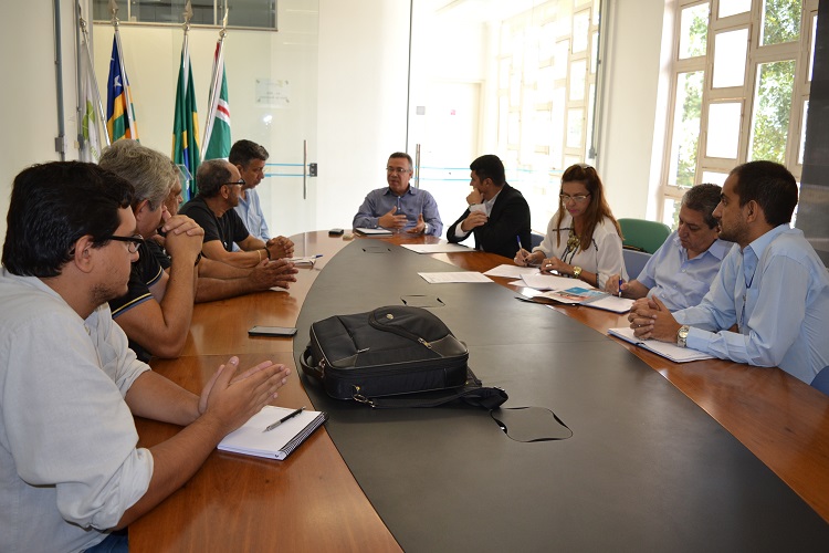 Durante reunião realizada na sala da Diretoria Geral do Câmpus Goiânia, foi assinado o termo de doação de equipamentos do IBGE para o Câmpus Goiânia.